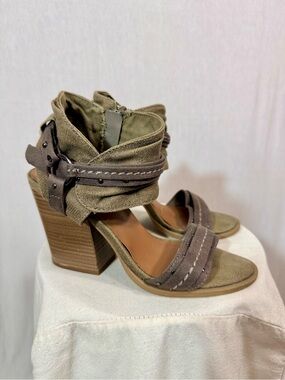 Jellypop Shannen  size 7 Olive canvas Block Heel Sandals